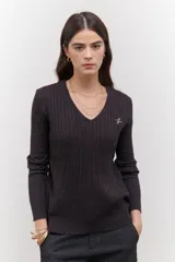 Sweater color gris oscuro de tejido de punto con ochos, escote en V y bordado en el pecho.