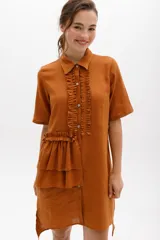 Vestido camisero color ladrillo con cuello, cartera y volados frontales y laterales en lino color lima. De calce relajado y mangas cortas.