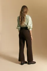 Pantalón negro de tiro alto y fit recto, confeccionado en algodón con elastano.