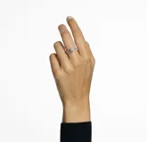 Anillo de cóctel con piedra central talla princesa y pavé a lo largo del diseño y de la banda bañada en rodio.