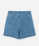 Bermuda de jeans de algodón, color azul medio, de corte amplio y largo hasta la rodilla. Presenta tiro alto con ajuste elástico interno en la cintura y bolsillos frontales.