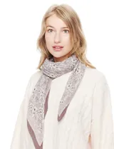 Pañuelo cuadrado de poliéster plisado, color blanco roto, con estampado paisley en tonos malva y gris. Presenta un borde liso en tono malva oscuro.