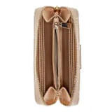 Billetera Guess modelo Carrie, de color rojo y formato compacto. Presenta cierre perimetral con cremallera, herrajes dorados, detalle de la letra "G" en el frente y la inscripción de la marca en la parte inferior.