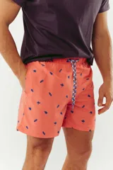 Short de baño azul con franjas horizontales en celeste y azul claro. Cuenta con cintura elástica ajustable con cordón, dos bolsillos laterales y uno trasero.