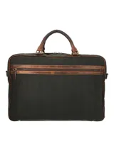 Maletín unisex de diseño clásico, confeccionado en canvas encerado de color verde oscuro con detalles en cuero natural marrón. Cuenta con solapa frontal con cierre de hebillas metálicas, asa superior reforzada y placa metálica con el logo de la marca.