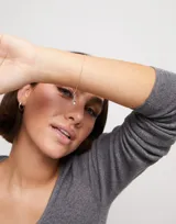 Pulsera plateada con eslabones ovalados.