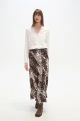 Falda larga de corte recto y caída fluida, con estampado animal print en tonos marrones y blancos.