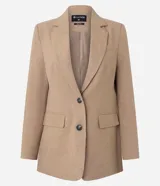 Blazer color camel de poliéster y viscosa, corte sastre comfort, con solapa en el cuello, abotonado delantero, solapas delanteras que simulan bolsillos y puntadas de costuras discretas coloridas.