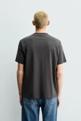 Camiseta de corte regular, con cuello redondo y manga corta, perteneciente a la colección especial Origins.