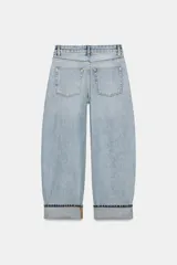 Jeans de tiro medio con corte balloon leg y largo completo. Presentan diseño de cinco bolsillos, trabillas en la cintura y bajo con dobladillo vuelto. Cierre frontal con cremallera y botón.