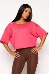 Remera corta de manga corta color celeste, con escote amplio en la espalda que se anuda en la parte inferior, dejando ver un top deportivo amarillo con tiras cruzadas.