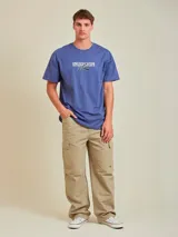 Pantalón cargo color beige, corte holgado, confeccionado en sarga de algodón.