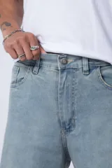 Bermuda de jean azul con corte regular, cinco bolsillos y cierre frontal con botón y cremallera.