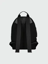 Mochila negra de lona con efecto cocodrilo, logo metálico plateado y bolsillo frontal.