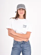 Remera blanca de corte crop, con cuello redondo, mangas cortas y estampa frontal con texto en tipografía cursiva.