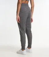 Pantalón de jogging deportivo azul con cintura ajustable con cordón, bolsillos laterales y tobillos ajustados.