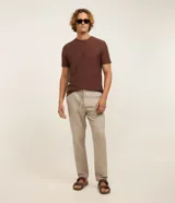 Pantalón masculino relaxed fit confeccionado en oxford de algodón, color beige, con trabillas en la cintura y cordón ajustable con lazo. Cuenta con bolsillos delanteros y traseros.