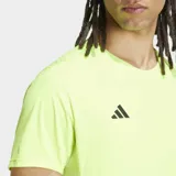 Remera deportiva Adidas Adizero Essentials de manga corta, color amarillo neón, con cuello redondo y logo pequeño de Adidas en negro en el pecho.
