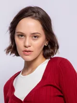 Cardigan de punto acanalado en color marrón, con escote en V, cierre frontal con botones a tono y mangas largas ajustadas.