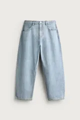 Jeans tapered wide fit de hombre confeccionados en denim de algodón con efecto lavado claro. Diseño de cinco bolsillos, tiro medio, corte relajado y cierre frontal con cremallera y botón.