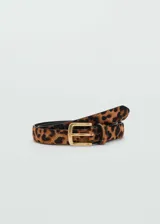 Cinturón de cuero vacuno con pelo y estampado animal print de leopardo, con hebilla metálica dorada.