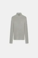 Jersey de punto fino confeccionado en lana, con cuello subido y manga larga, de diseño básico y ajustado.
