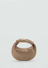 Bolso de mano tipo hobo confeccionado en tejido satinado color tostado. Presenta un diseño de media luna con un nudo decorativo en el asa superior, cierre de cremallera y forro interior.