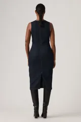Vestido midi de denim azul oscuro, sin mangas, con cuello redondo y costuras pespunteadas a contratono al frente.