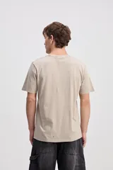Remera de algodón color azul con efecto desgastado, de manga corta y corte recto, con estampa frontal tipográfica.