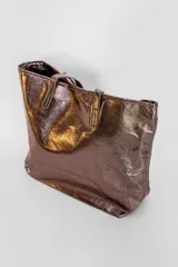 Cartera tipo tote bag de color negro con acabado brillante y efecto arrugado, cuenta con doble asa de hombro.