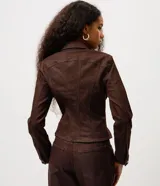 Campera de sarga color marrón chocolate, con diseño entallado, cuello con solapa, cierre frontal con botones y costuras estructuradas visibles.