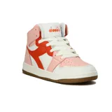 Zapatillas urbanas de caña alta Diadora, combinando colores blanco, rosa pálido y naranja coral. Presentan cordones blancos y suela de goma color caramelo.