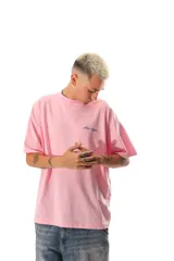 Remera de algodón peinado color rosa, de corte holgado y manga corta, con un pequeño bordado en el pecho.