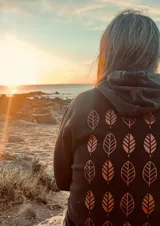 Hoodie de algodón con capucha y estampado de hojas en la espalda. Diseño de calce estándar.