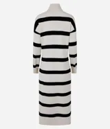 Vestido midi de punto con cuello alto y mangas largas. Diseño recto con rayas horizontales negras sobre fondo crudo y aberturas laterales.