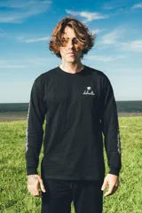 Remera negra de manga larga con diseño tribal y detalles estampados en las mangas, confeccionada con un corte cómodo y casual.