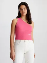 Top cropped de punto milano color rosa vibrante, con diseño asimétrico de un solo hombro y corte ajustado (slim fit). Presenta un pequeño bordado de Calvin Klein Jeans en la cintura.