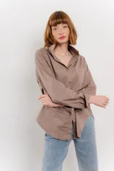 Camisa fucsia de algodón, corte clásico, manga larga y cierre con botones.