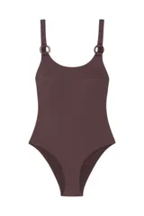 Bañador enterizo color marrón chocolate con textura acanalada, escote redondeado y tirantes con hebillas circulares a tono.