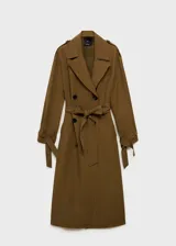 Trench coat de corte oversize y diseño largo en color verde oliva. Presenta cierre de doble botonadura, cuello con solapas de muesca, trabillas en hombros y mangas, y cinturón desmontable a tono. Incluye forro interior y abertura posterior en el bajo.