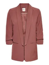 Blazer regular fit color rosado viejo, con cuello solapa, mangas 3/4 y bolsillos frontales ribeteados.