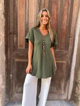 Blusa verde militar de seda con escote en V y mangas cortas amplias.