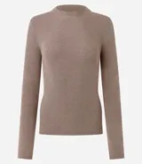 Suéter de punto canelado color beige, con cuello alto y manga larga. Presenta un diseño ajustado al cuerpo, confeccionado en una mezcla de viscosa, poliéster y poliamida.