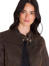 Chaqueta estilo moto de tela encerada color marrón, con cierre frontal metálico, cuello con broche a presión y detalles de costuras reforzadas. Incluye etiqueta con logo en el pecho y cierres en los puños.