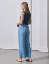 Pantalón cargo azul claro de lyocell, con pretina ancha elastizada y lazo de ajuste. Cuenta con bolsillos delanteros y laterales.