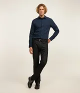 Camisa masculina de manga larga, cuello inglés y cierre frontal de botones, confeccionada en poliamida con elastano y tecnología performance.