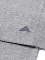 Remera polo Caterpillar de piqué gris, con cuello y puños acanalados, cierre frontal con botones y logo estampado en el pecho.