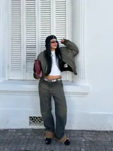 Pantalón de jean de tiro alto con lavado oscuro y detalles de desgaste.