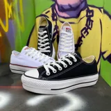 Zapatillas Converse Chuck Taylor All Star de lona negra con plataforma blanca.