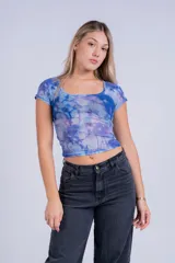 Remera corta de mesh con estampado abstracto en tonos violeta y rosa, de mangas cortas y cuello cuadrado.